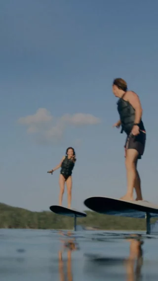 Glissez au-dessus de l'eau et vivez une sensation unique avec @fliteboard. Une fois essayé, impossible de s'en passer. ⚡️🌊 #Fliteboard #foilelectrique #efoil #esurfshop #sportnautique