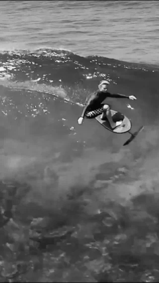 Attrapez chaque vague avec la puissance de l’électrique ⚡️🏄‍♂️ @fliteboard repousse les limites du eFoil pour une glisse infinie. Prêt à rider ? #Flitelab #foilelectrique #efoil #esurfshop #waveriding #Fliteboard